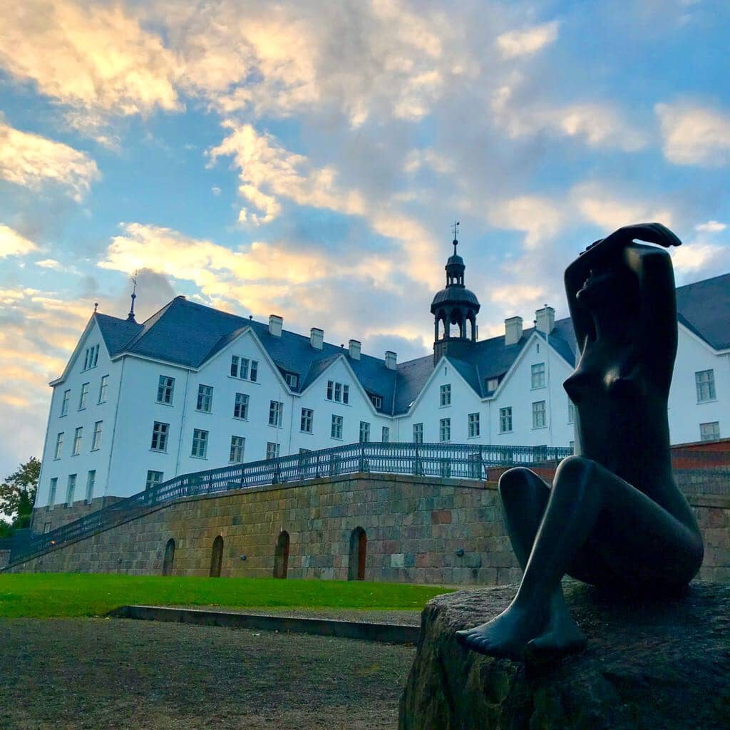 Statue Große in der Sonne vor dem Plöner Schloss