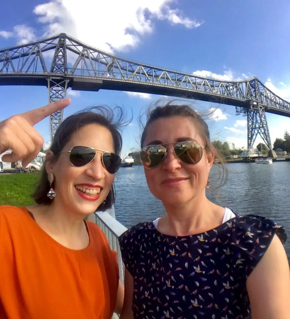 Selfie Alexia und Claudia vor der Eisenbahnhochbrücke Rendsburg