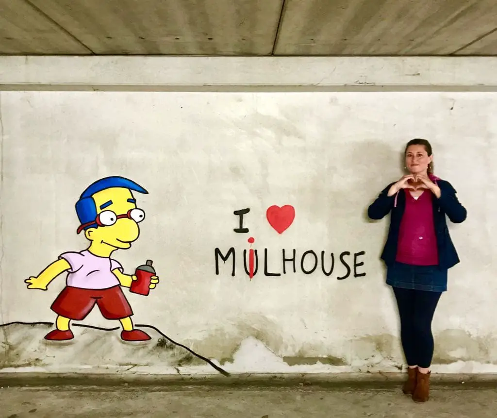 Claudia vor Streetart von OakOak in Graffitipolis Mulhouse