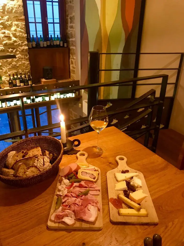 Wurst- und Käseplatte in der Weinbar La Quille Mulhouse