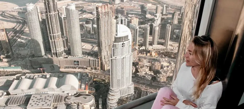 Jana auf der Aussichtsplattform des Burj Khalifa