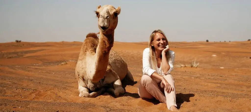 Jana mit Kamel in der Wüste bei Dubai