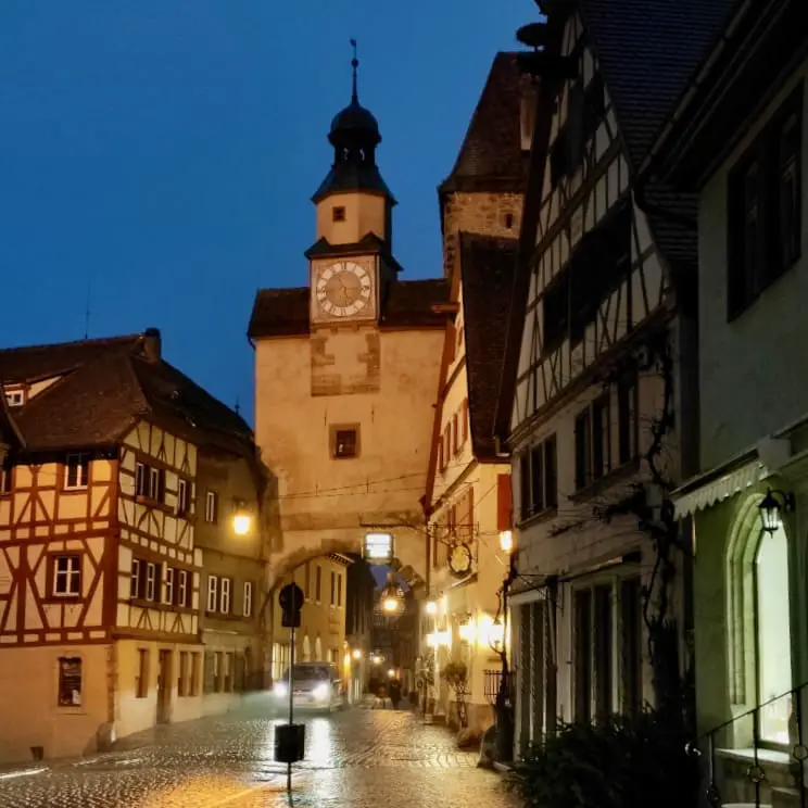 Abendliche Stadtmauer in der Altstadt von Rothenburg ob der Tauber
