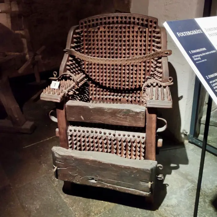 Historischer Folterstuhl im Kriminalmuseum in Rothenburg ob der Tauber