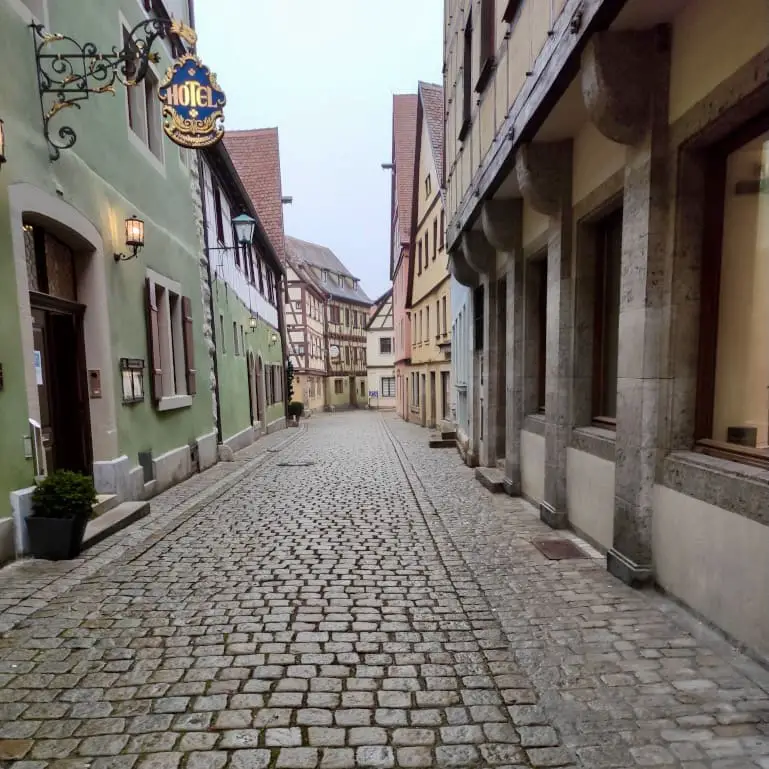 Kopfsteingepflasterte Gasse in der Altstadt von Rothenburg ob der Tauber