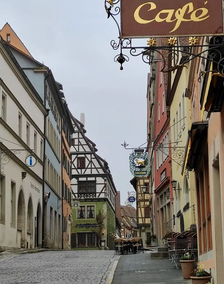 Geschmiedete Schilder in der Altstadt von Rothenburg ob der Tauber