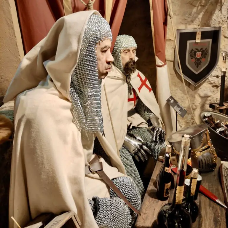 Kostümierte Figuren in der Waffenkammer in Rothenburg ob der Tauber