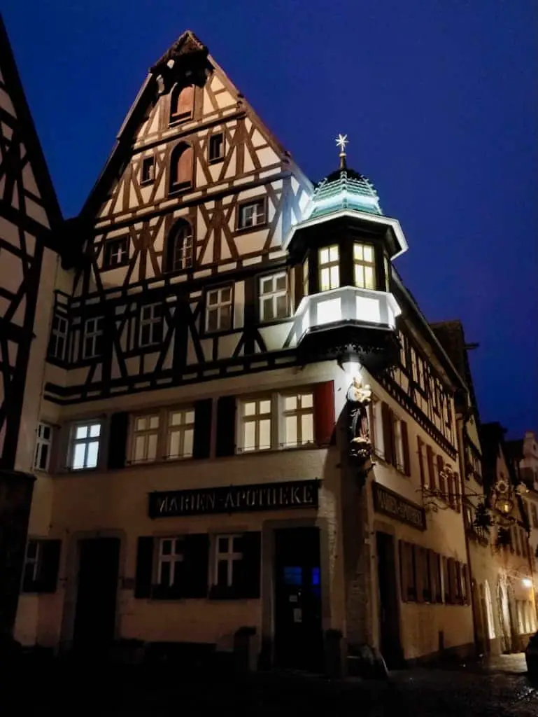 Marienapotheke Rothenburg ob der Tauber bei Nacht