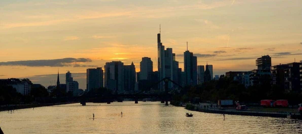 Frankfurts Skyline beim Sonnenuntergang