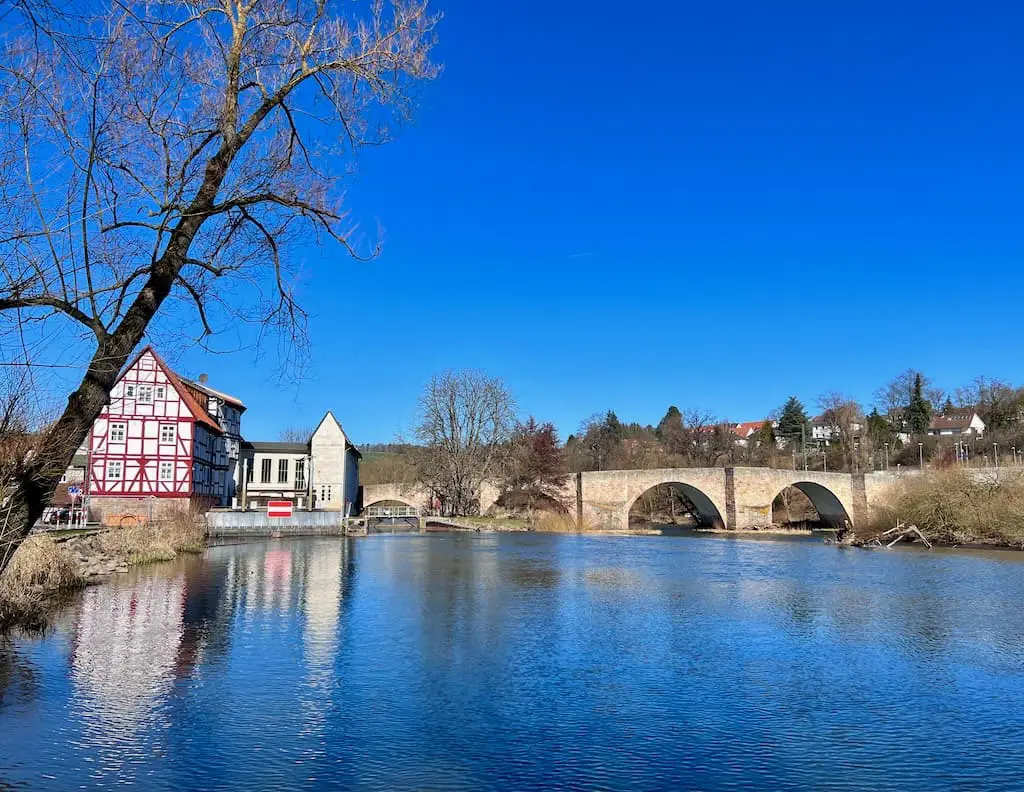 Bartenwetzerbruecke und Fluss Fulda in Meslungen