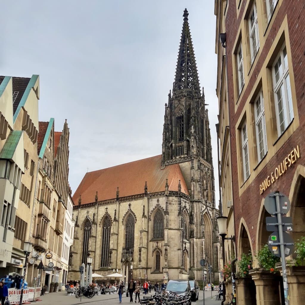 Der Turm der gotischen Lambertikirche ist aus mehreren Gründen beachtenswert