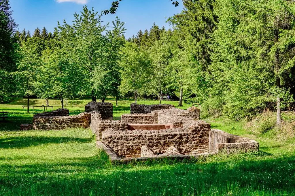 Ruinen eines alten Römerbades in der Nähe von Michelstadt