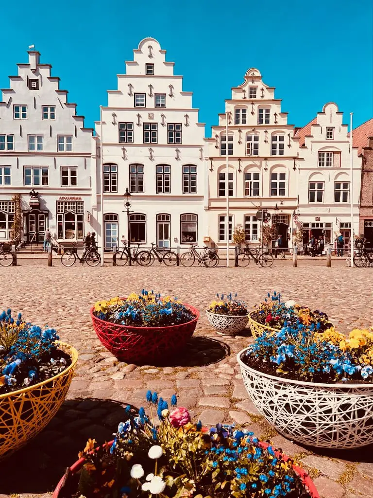 Marktplatz mit Blumenkübeln in Friedrichstadt