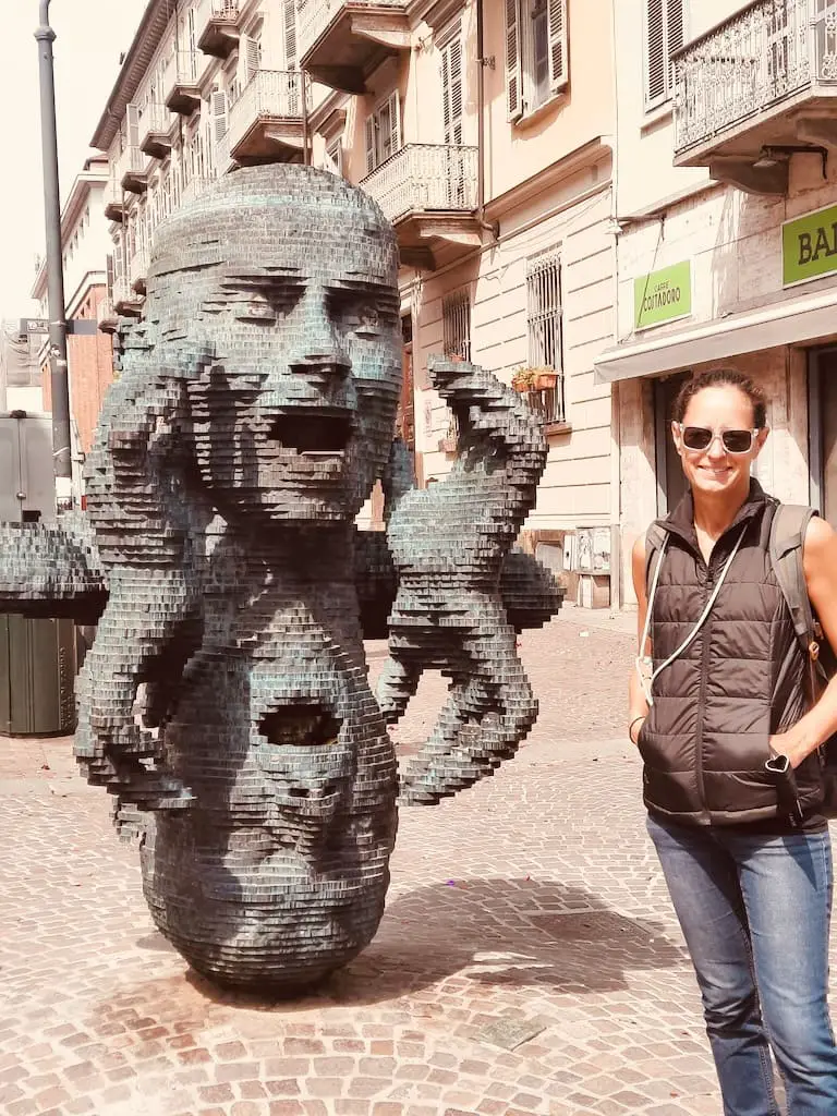 Linda mit einer Skulptur von Marc Didou in Turin