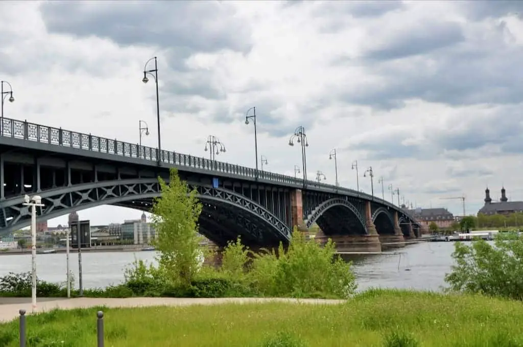 Theodor-Heuss-Brücke am Rheinufer in Mainz