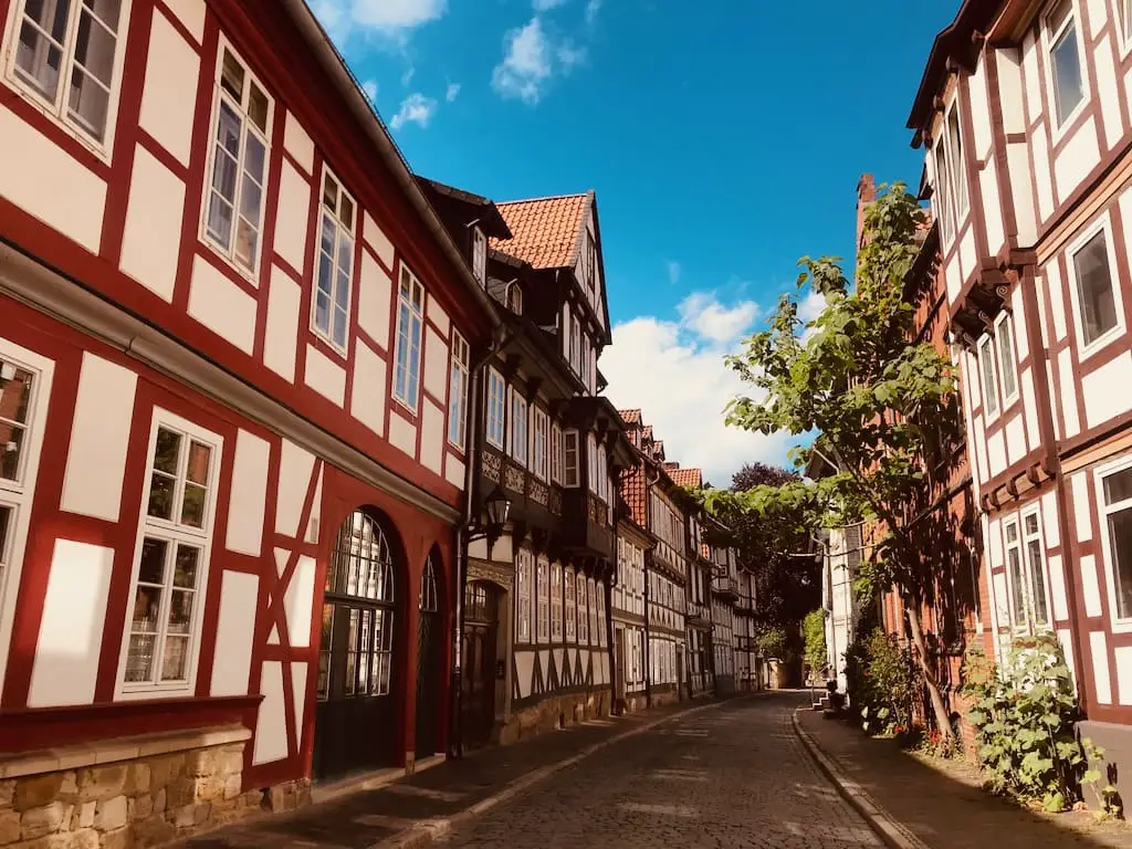 Straße mit Fachwerk in der Neustadt in Hildesheim