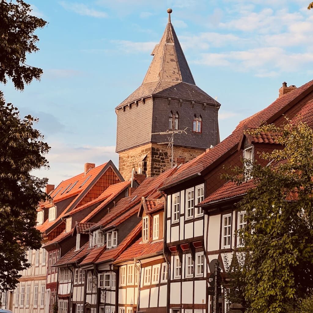 Straßen Lappenberg mit Kehrwiederturm im Hintergrund in Hildesheim