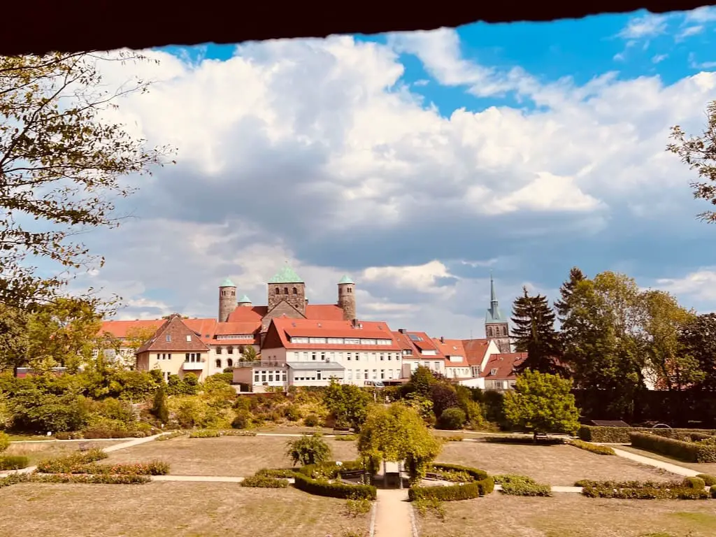 Margaretengarten Hildesheim mit der Michaeliskirche im Hintergrund