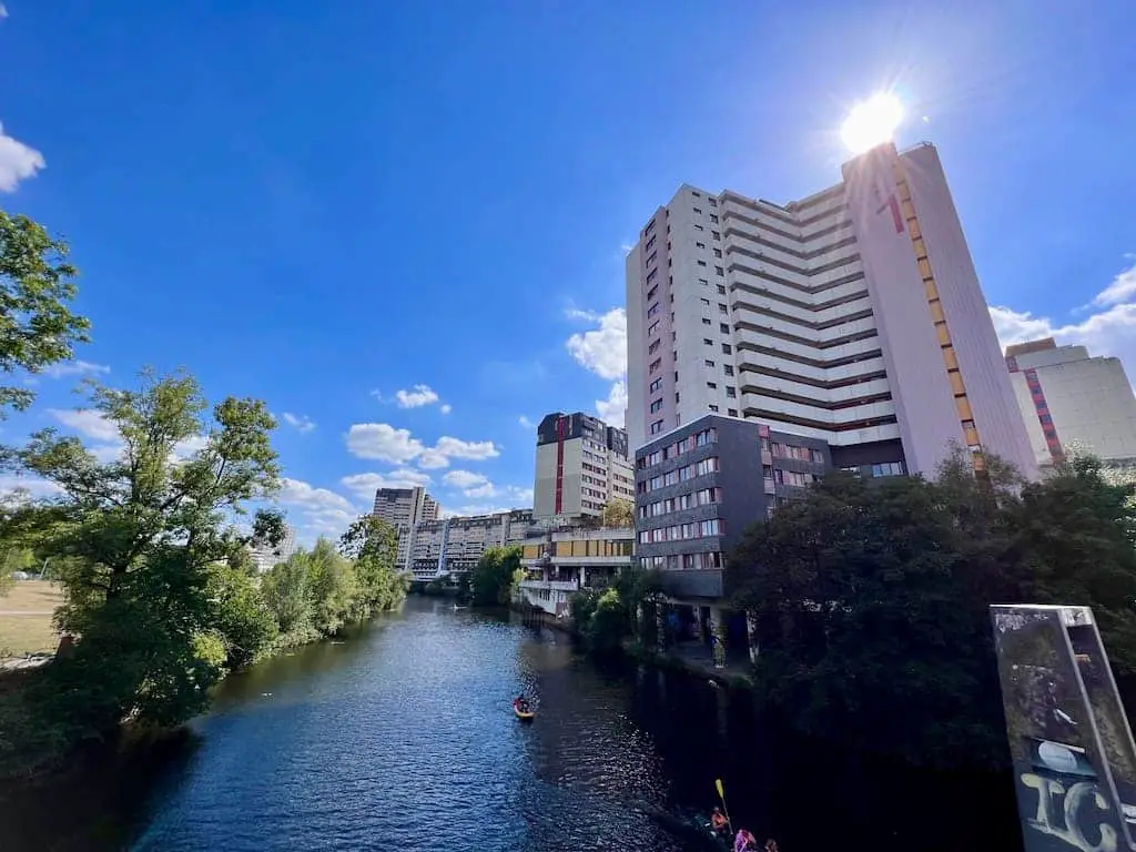 Ihme-Zentrum Hannover mit Fluss Ihme