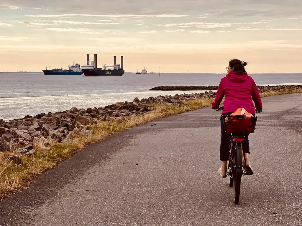 Alexia auf dem Fahrrad auf der Seefahrerroute in Brunsbüttel