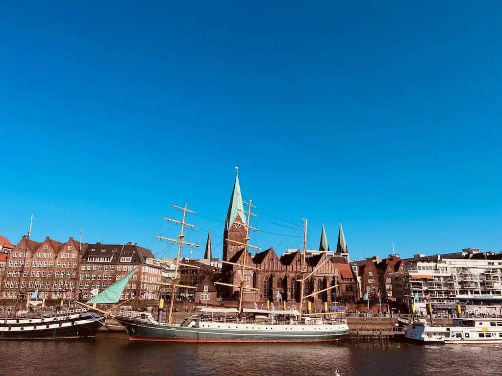 Blick auf die Weser und die Schlachte mit Martinianleger und Martinikirche
