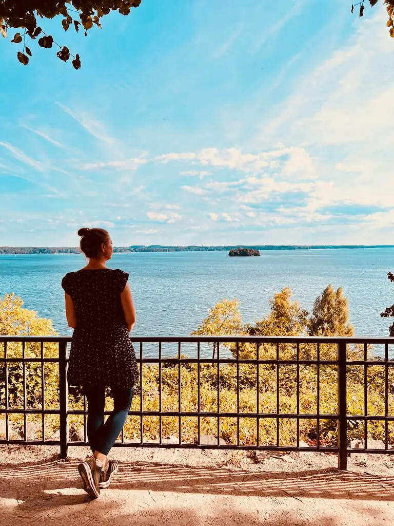 Claudia schaut vom Vorplatzes des plöner Schlosses auf den Großen Plöner See