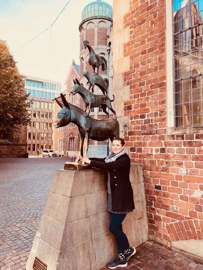 Claudia mit der Statue der Bremer Stadtmusikanten