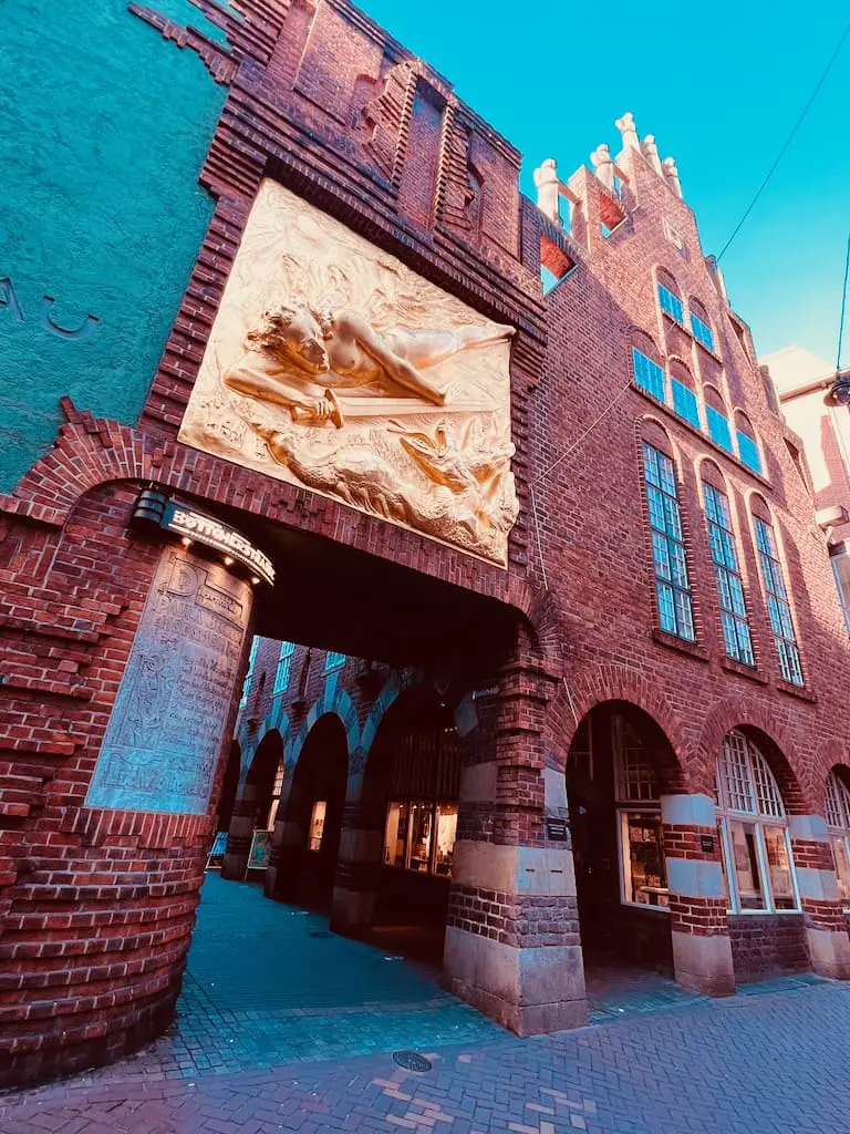 Fassadenrelief "Der Lichtbringer" von Bernhard Hoetger am Anfang der Böttcherstraße in Bremen