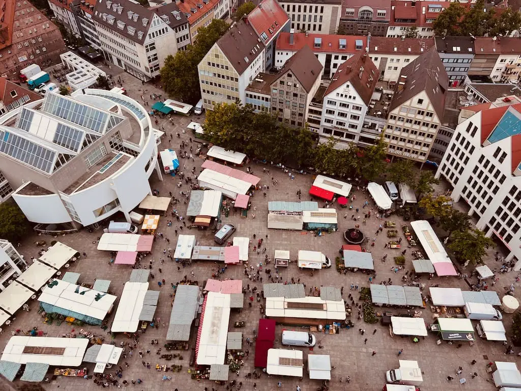 Wochenmarkt auf dem Münsterplatz in Ulm, Blick vom Ulmer Münster