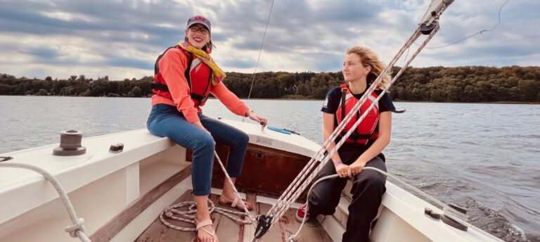 Alexia beim Segeln mit Lehrerin Isa auf dem Ratzeburger See