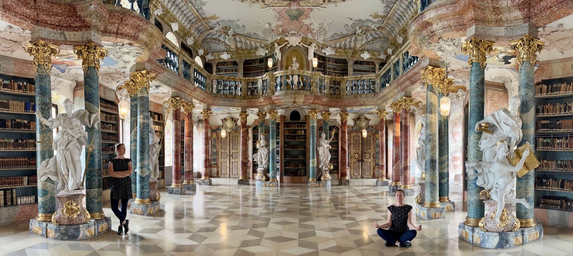 Claudia in der Bibliothek von Kloster Wiblingen