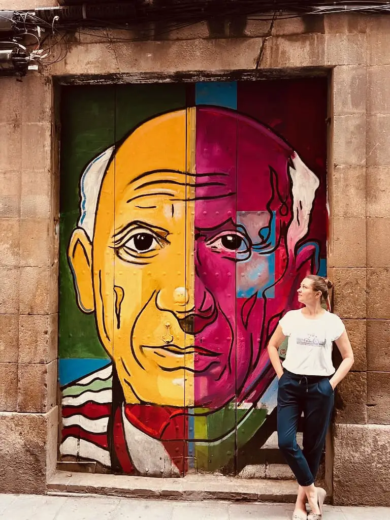 Claudia vor Picasso-Streetart in Barcelona
