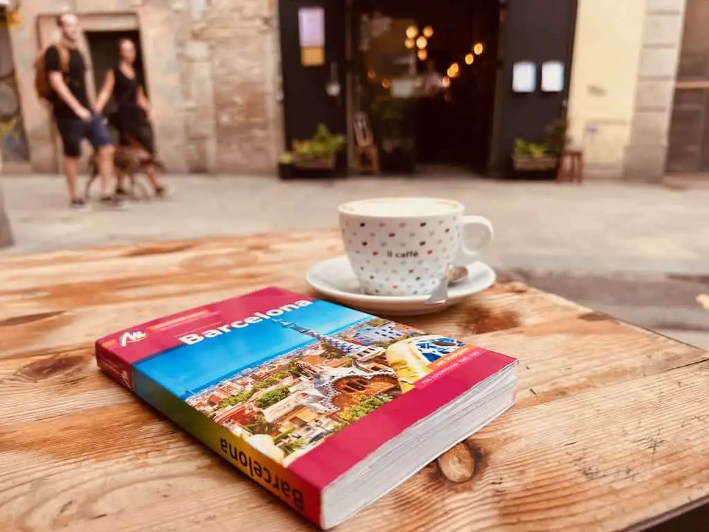 Reiseführer und Kaffee in Barcelona