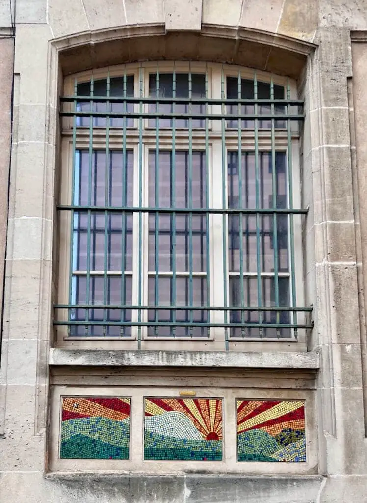Mosaik von Jeannot unter Fenster