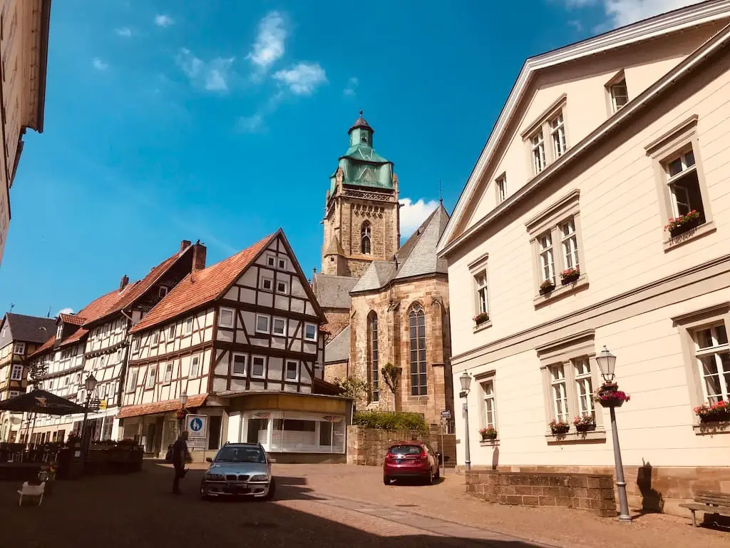 In der Altstadt von Bad Wildungen, die Stadtkirche im Hintergrund