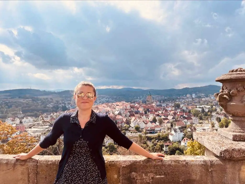 Claudia auf der Aussichtsterrasse von Schloss Friedrichstadt mit Blick auf Bad Wildungen