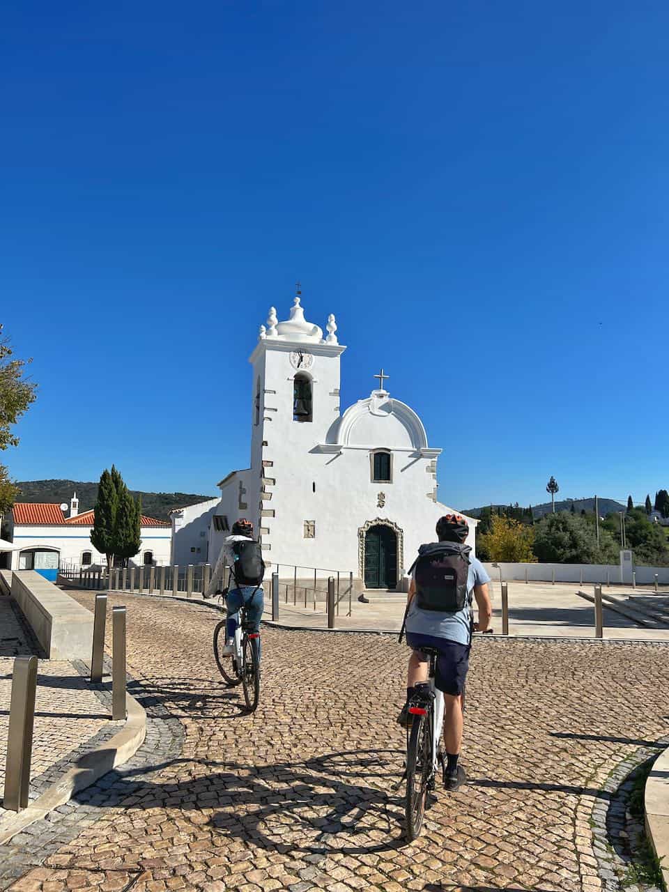 Zeit für eine kurze Pause in Querença mit Blick auf die Kirche Nossa Senhora da Assunção.