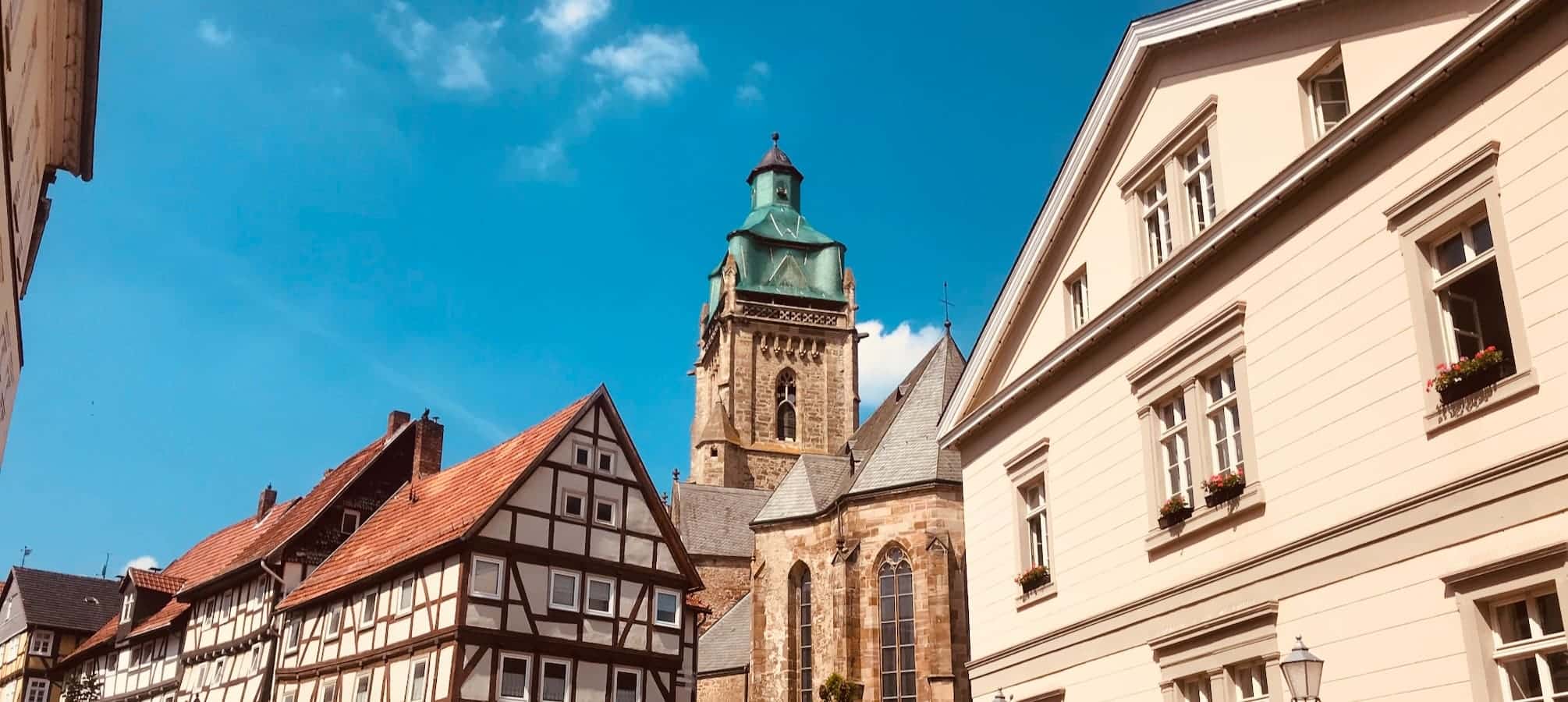 Altstadt mit Fachwerkhaeusern und Stadtkirche Bad Wildungen