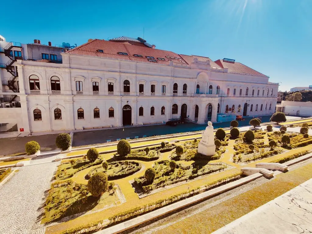 Rückseite mit Gartenabschnitt des portugiesischen Parlaments in Lissabon
