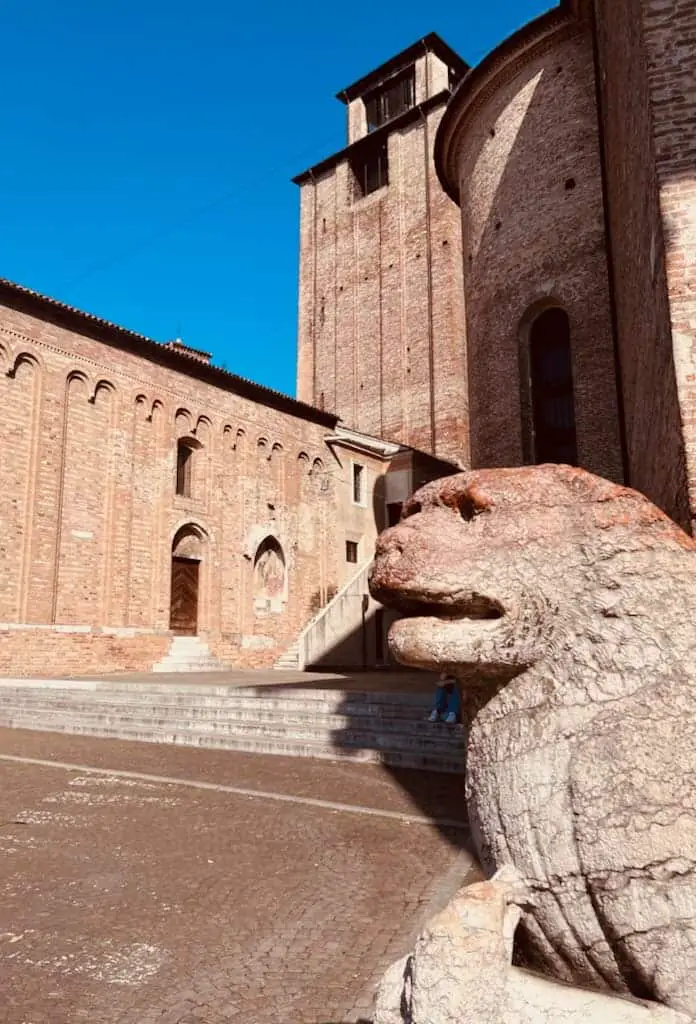 Löwe vor der Battistero di San Giovanni neben dem Dom von Treviso