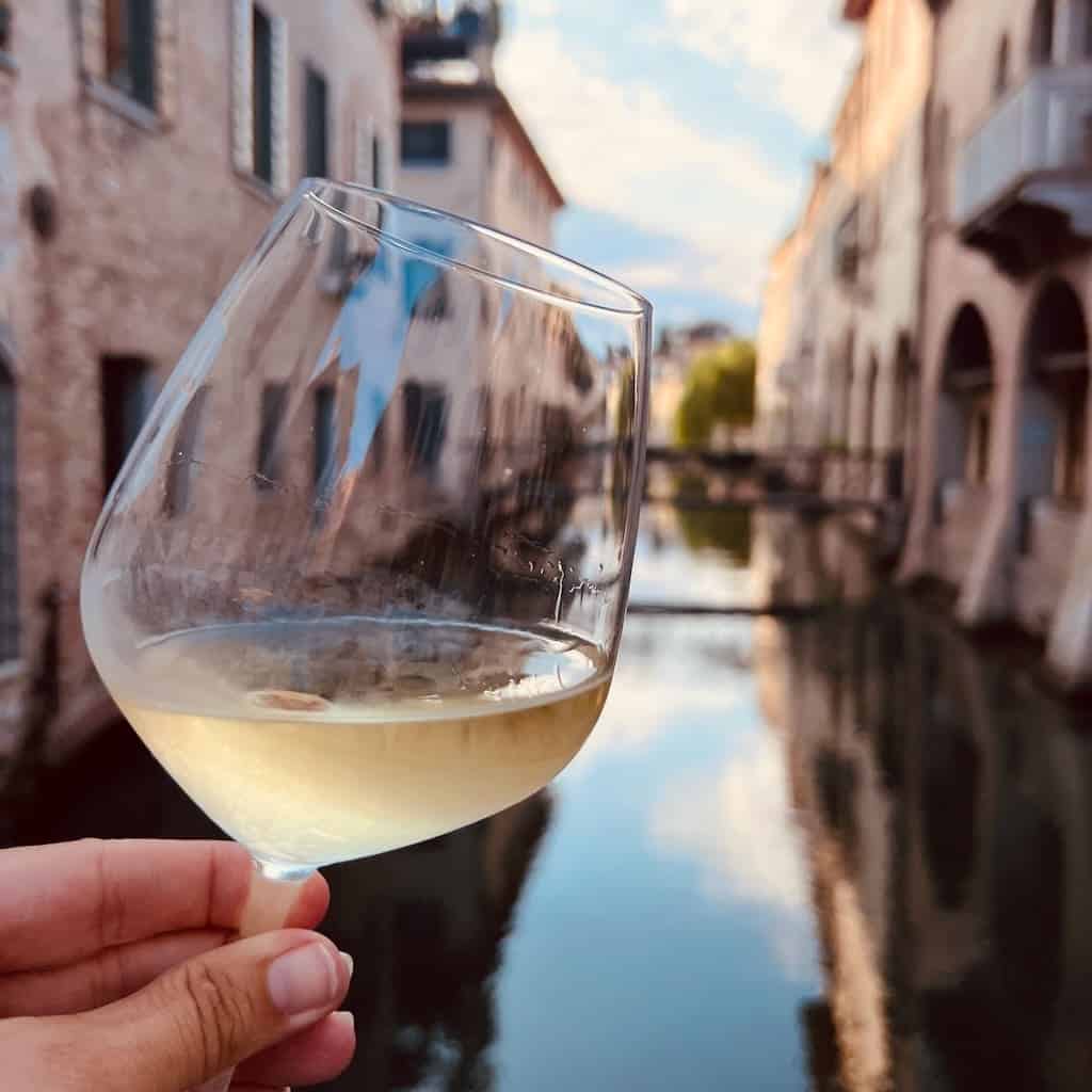Weißwein Soave im Quei Turbo Ragazzi in Treviso