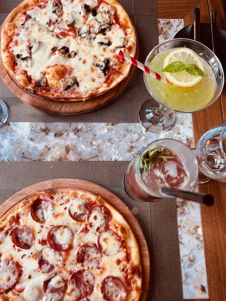 Pizza und Drinks im Restaurant "La Firma" in Aqaba