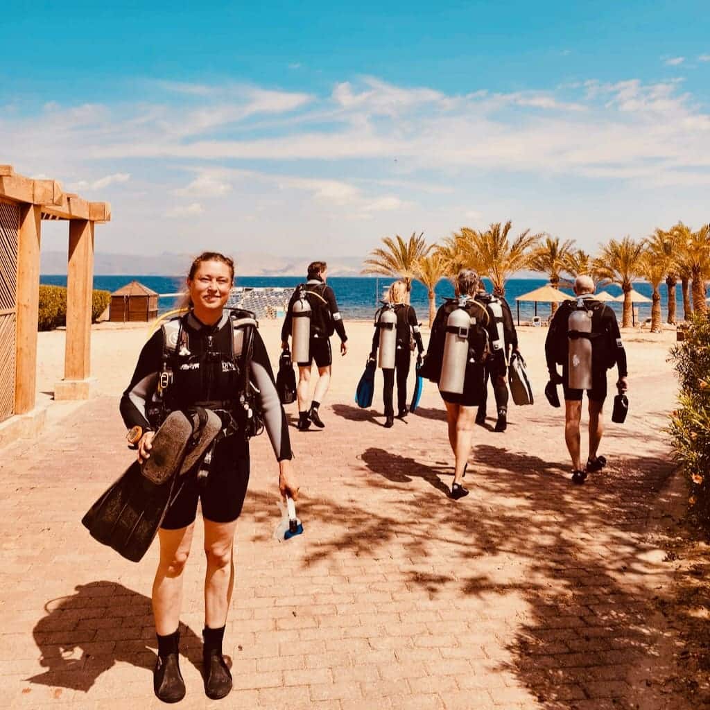 Claudia vor dem Tauchgang am Golf von Aqaba