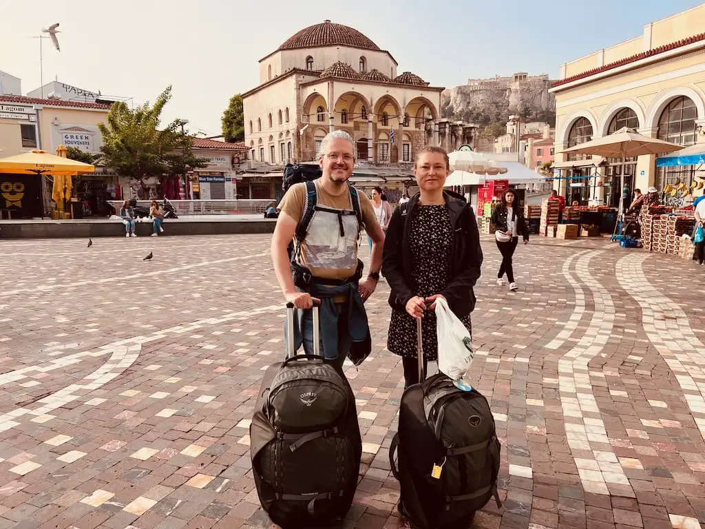 Nicolo und Claudia mit Weltreise-Kofferrucksäcken in Athen