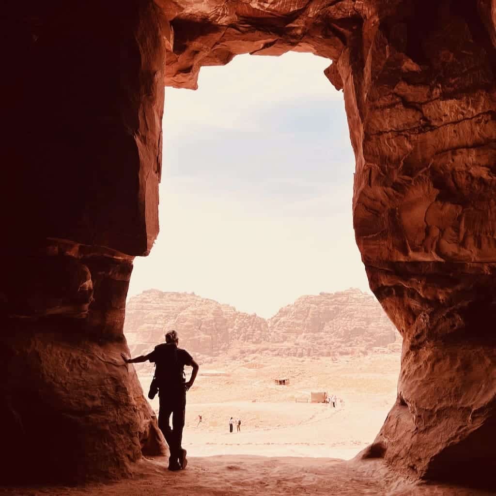 Nicolo steht in einem der Königsgräber und schaut auf das Tal von Petra