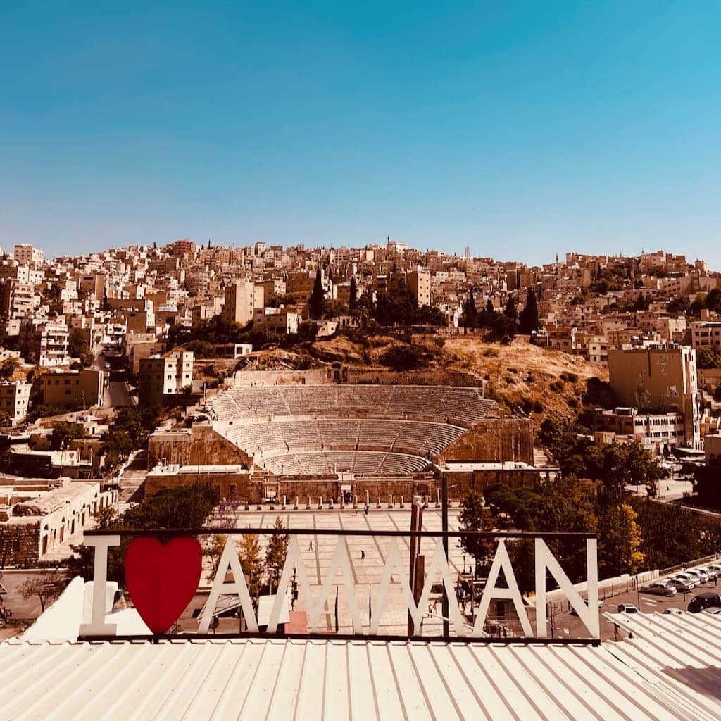 Schild "I love Amman" und römisches Theater