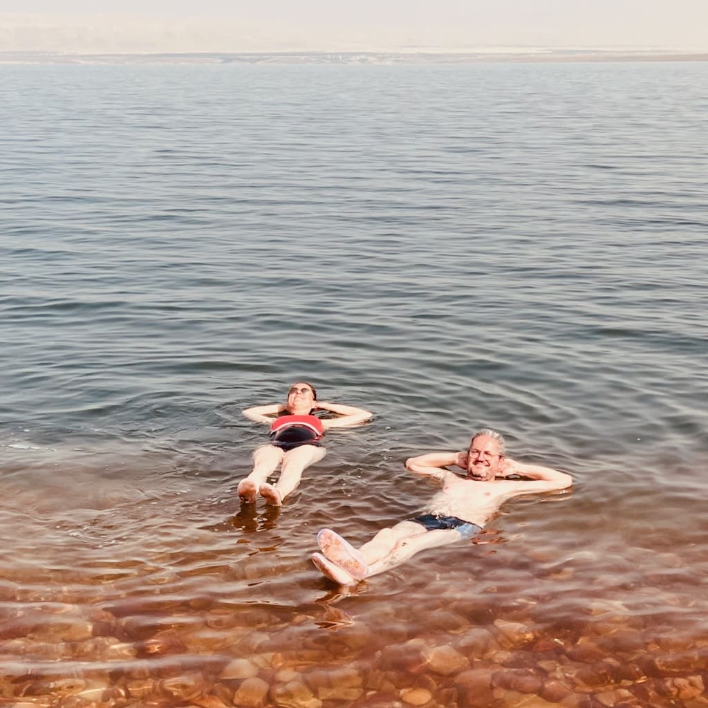 Claudia und Nicolo im Toten Meer in Jordanien