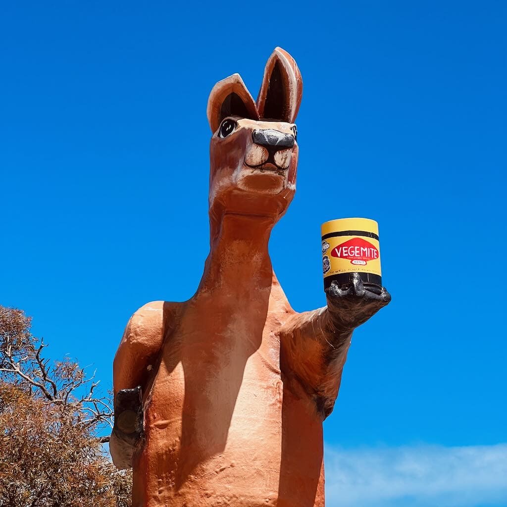 Riesenkänguru mit Vegemite in Border Village an der Grenze zwischen West- und Süd-Australien