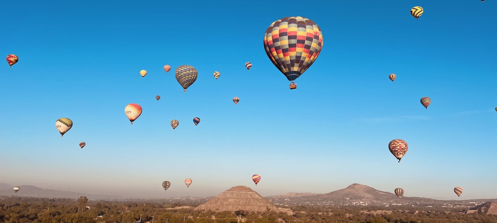 Ballons über Teotihuacan in Mexiko