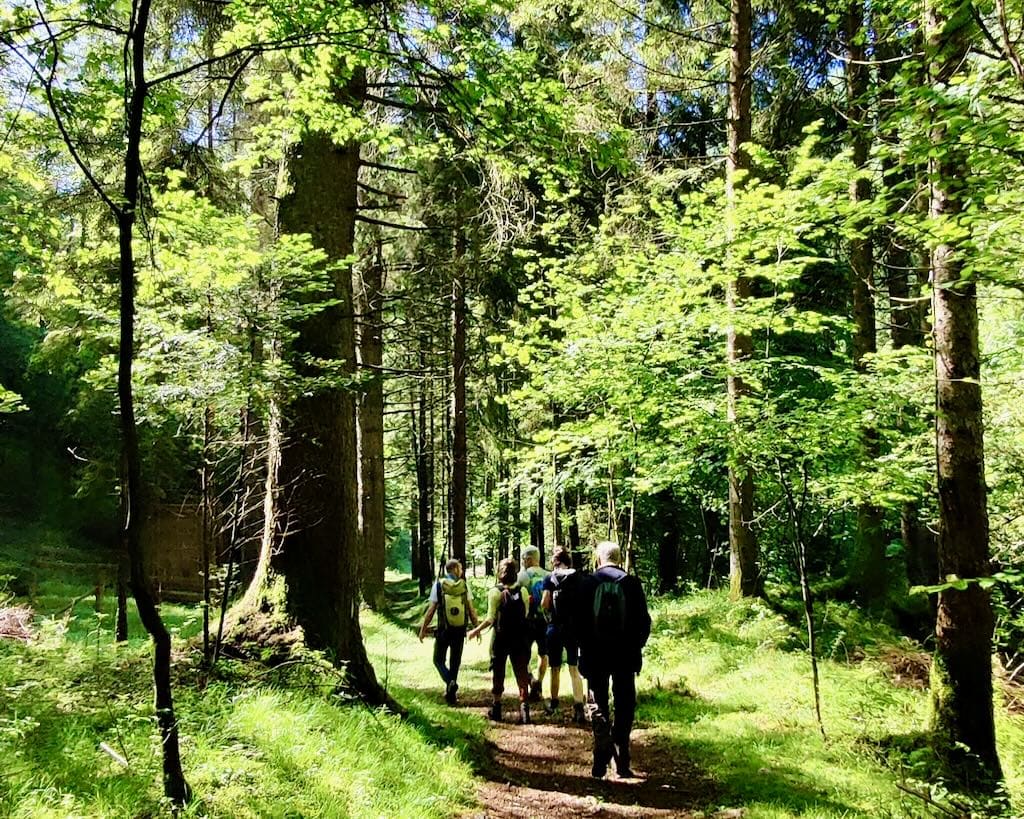 Wanderer im Naturpark Alto Garda Bresciano